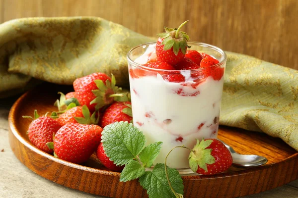 El postre lácteo - el yogurt con las fresas frescas en el vaso — Foto de Stock