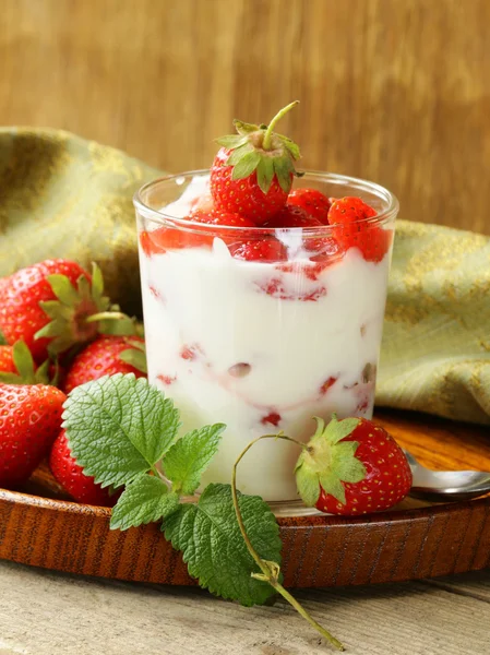 Sobremesa de leite - iogurte com morangos frescos em um copo — Fotografia de Stock
