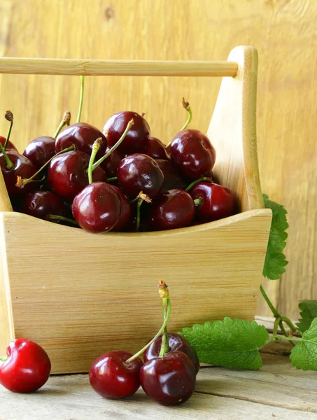 Bagas maduras cerejas em uma caixa de madeira — Fotografia de Stock