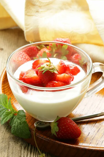 Dolce da latte - yogurt con fragole fresche in un bicchiere — Foto Stock