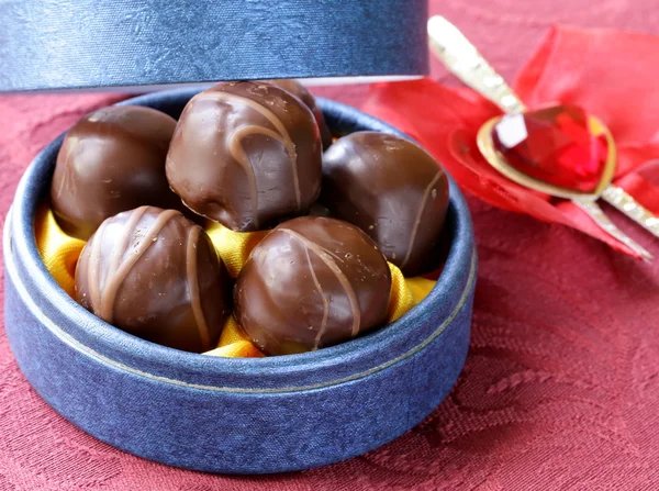 Čokolády v dárkové krabičce - sladký dezert — Stock fotografie