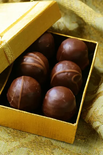 Csokoládé, ajándék dobozban - édes desszert — Stock Fotó
