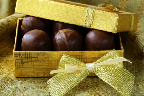 Pralinen im Geschenkkarton - süßes Dessert — Stockfoto