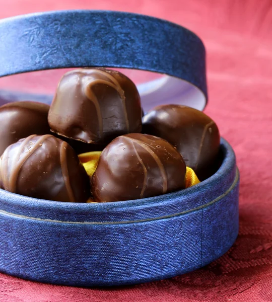 Chocolates em uma caixa de presente - sobremesa doce — Fotografia de Stock