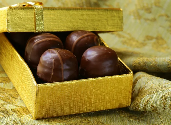 Čokolády v dárkové krabičce - sladký dezert — Stock fotografie