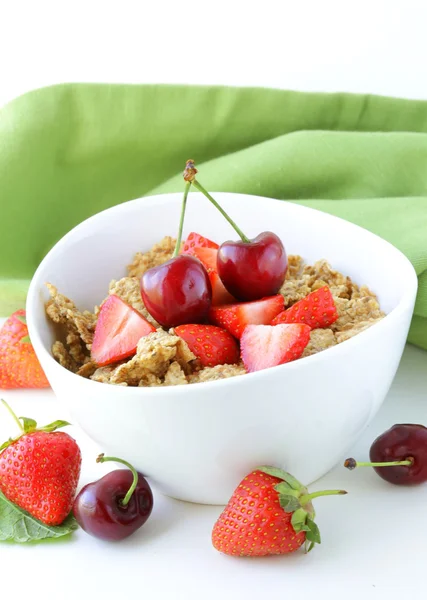 El grano muesli con fresas y cerezas - un desayuno saludable —  Fotos de Stock