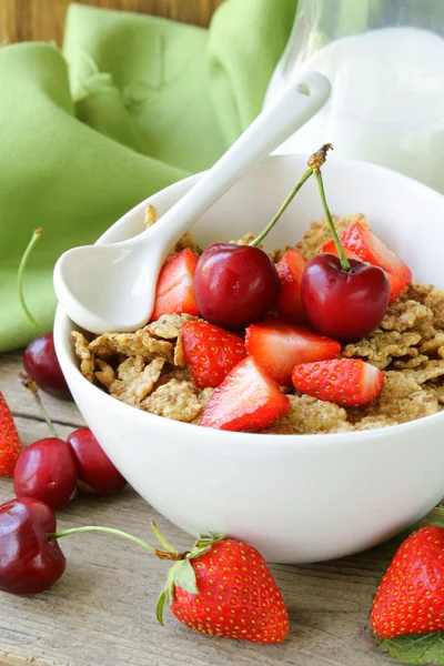 Getreidemüsli mit Erdbeeren und Kirschen - ein gesundes Frühstück — Stockfoto