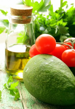 Natürmort otlar ve taze sebzeler (avokado, domates) zeytinyağı
