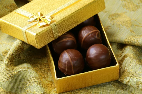 Choklad i en presentförpackning - söt dessert — Stockfoto