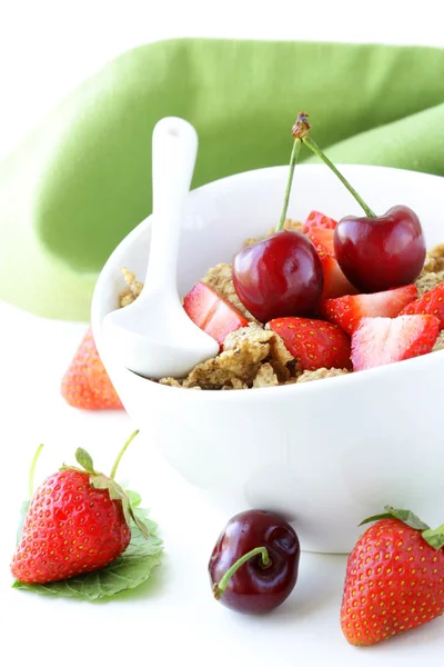 El grano muesli con fresas y cerezas - un desayuno saludable —  Fotos de Stock