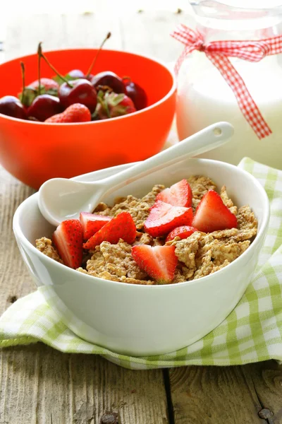 El grano muesli con fresas y cerezas - un desayuno saludable —  Fotos de Stock