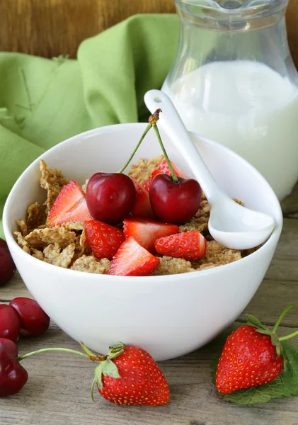 Mysli mansikoiden ja kirsikoiden kera - terveellinen aamiainen — kuvapankkivalokuva