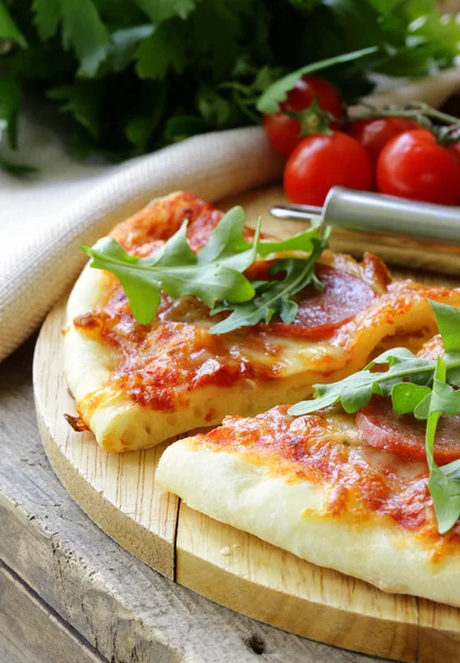 Pepperoni pizza Paradicsom szósz és egy fából készült hajón gyógynövények — Stock Fotó