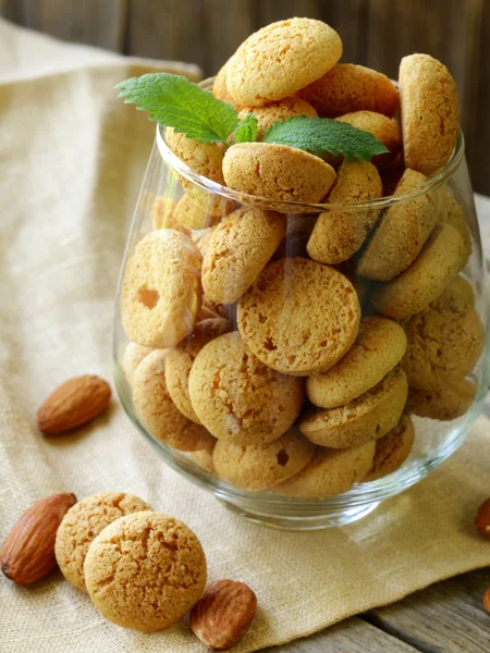 Biscuits aux amandes douces (amaretti) sur la table — Photo