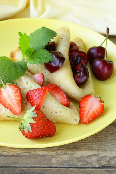 Crepes de postre con bayas, cerezas y fresas — Foto de Stock