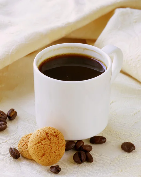 Espresso coffee cup with amaretti biscuits — Stock Photo, Image