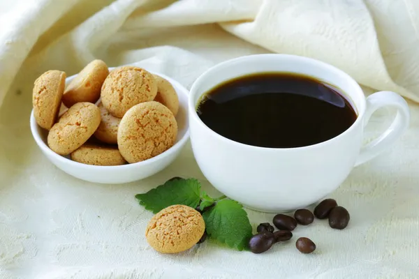 Espresso coffee cup with amaretti biscuits — Stock Photo, Image