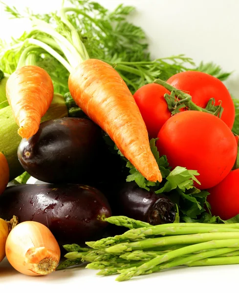 Färska primörer - morötter, tomater, sparris, aubergine och potatis — Stockfoto