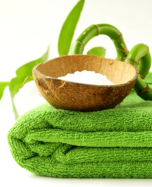 Морская соль и полотенце - концепция зеленого спа — стоковое фото