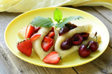 tatlı krep çilek kiraz ve çilek ile