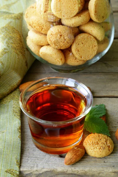 Licor de postre Amaretto con galletas de almendras (amarittini) y frutos secos —  Fotos de Stock
