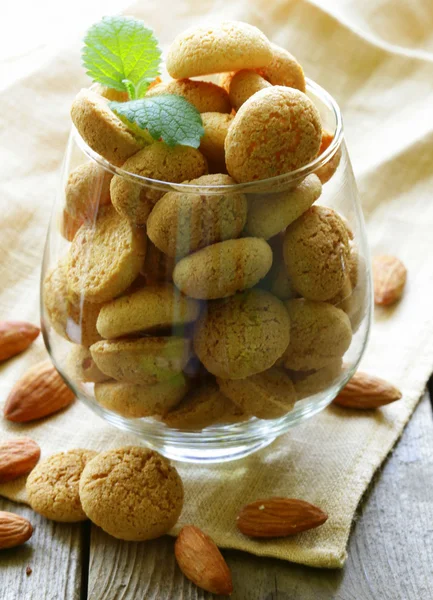 Biscuits aux amandes douces (amaretti) sur la table — Photo