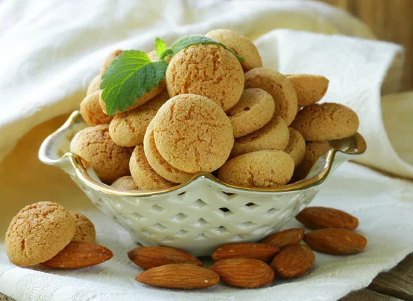 Sweet almond cookies biscuits (amaretti) on the table — Stock Photo, Image