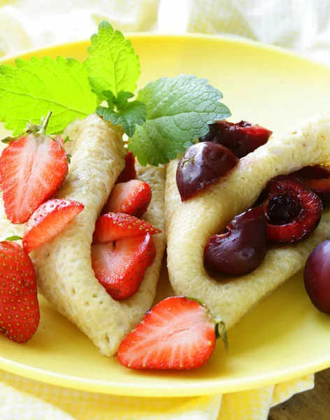 Dessert crepes with berries cherries and strawberries — Stock Photo, Image