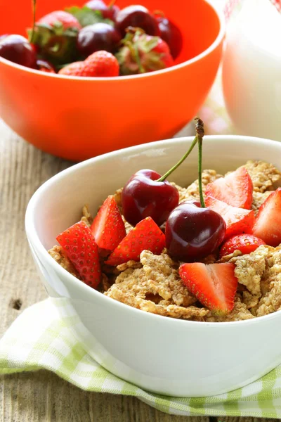 El grano muesli con fresas y cerezas - un desayuno saludable —  Fotos de Stock