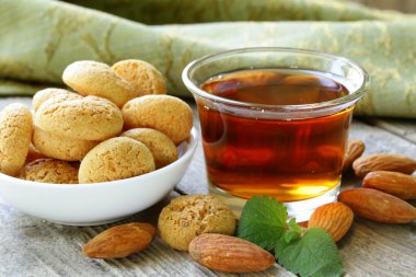 Tatlı likör Amaretto badem Bisküvi (amarittini) ve fındık ile