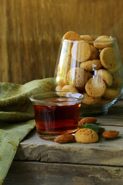 Dessert liqueur Amaretto with almond biscuits (amarittini) and nuts — Stock Photo, Image