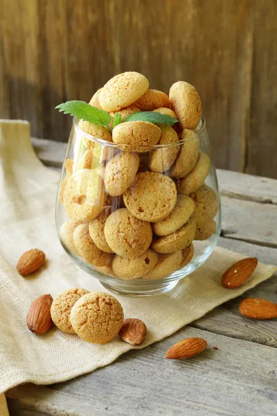 Galletas de almendras dulces (amaretti) en la mesa —  Fotos de Stock