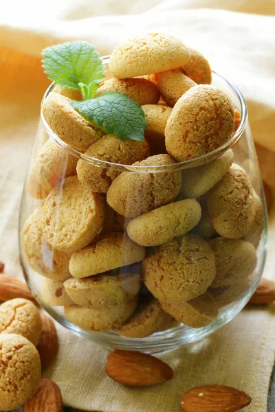 Biscoitos de amêndoa doce (amaretti) na mesa — Fotografia de Stock