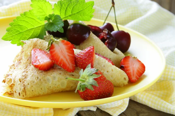 Dessert pannenkoeken met bessen kersen en aardbeien — Stockfoto