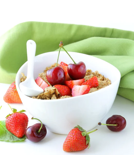 El grano muesli con fresas y cerezas - un desayuno saludable —  Fotos de Stock