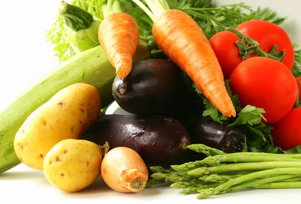 Wiosną świeże warzywa - marchew, pomidory, szparagi, bakłażana i ziemniaków — Zdjęcie stockowe