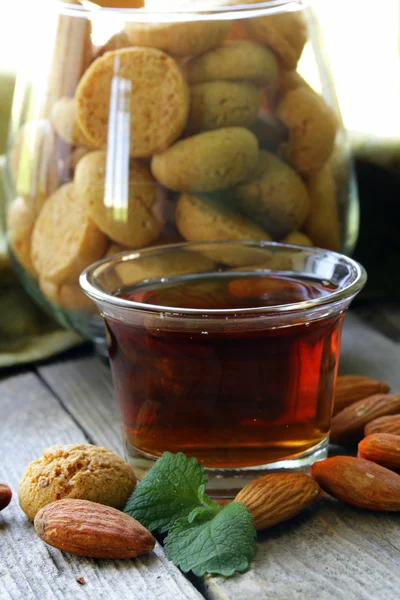 Dessert liqueur Amaretto with almond biscuits (amarittini) and nuts — Stock Photo, Image