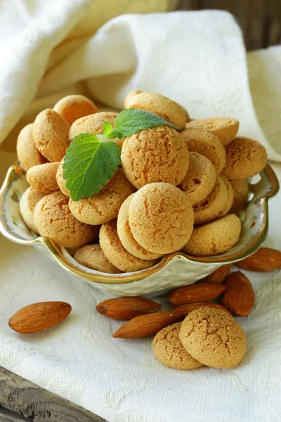 Sweet almond cookies biscuits (amaretti) on the table — Stock Photo, Image