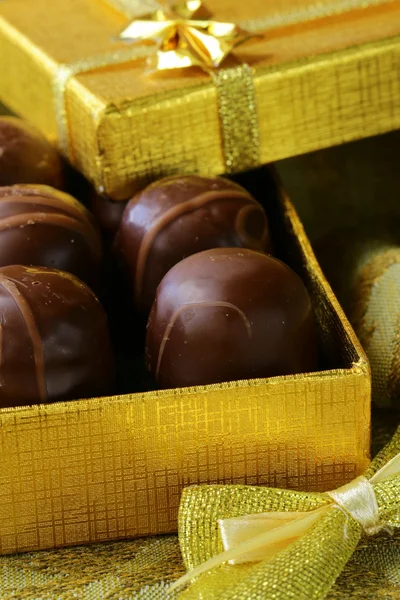 Czekoladki w pudełko - słodki deser obecny — Zdjęcie stockowe