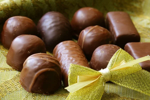 Chocolates em uma caixa de presente - presente de sobremesa doce — Fotografia de Stock