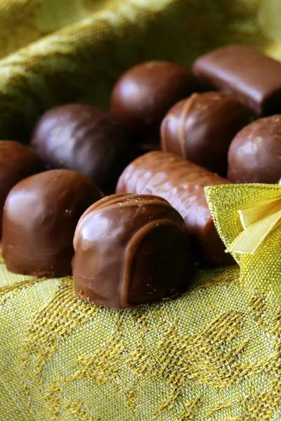 Σοκολάτες σε ένα κουτί δώρου - γλυκό επιδόρπιο παρόντες — Φωτογραφία Αρχείου