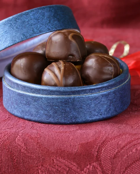Csokoládé, ajándék dobozban - édes desszert jelen — Stock Fotó