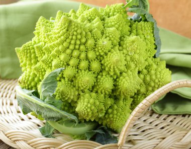 Romanesco karnabahar bir hasır tepsi