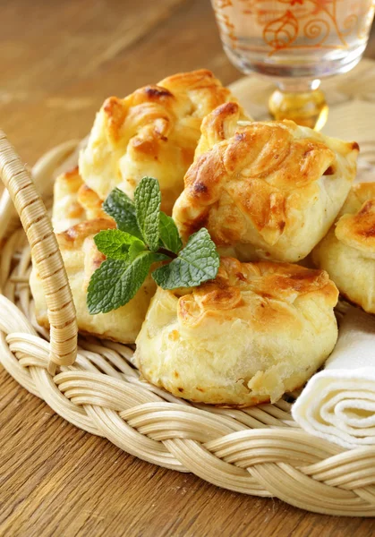 Sweet buns for breakfast on a wicker tray — Stock Photo, Image