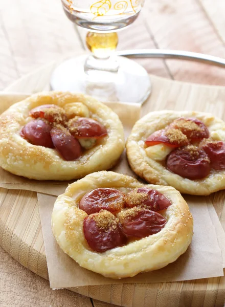 Mini meyve tart ile üzüm ve kahverengi şeker — Stok fotoğraf