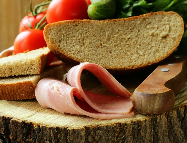 Still life picnic - ham, bread and vegetables — Stock Photo, Image