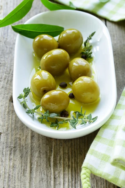 Zielone oliwki z olejkiem i przyprawy — Zdjęcie stockowe