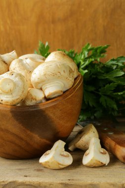 Taze mantar (petrol) ahşap bir masa üzerinde