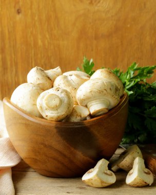 Taze mantar (petrol) ahşap bir masa üzerinde