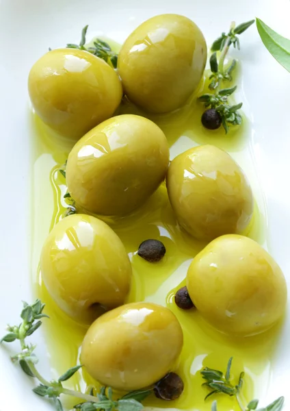 Zielone oliwki z olejkiem i przyprawy — Zdjęcie stockowe